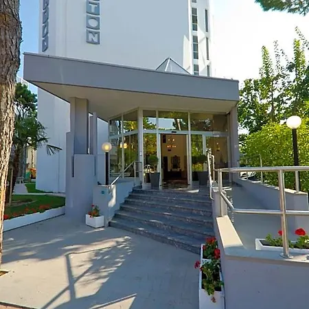 Carlton 3*